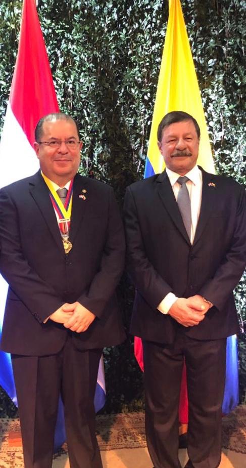 Condecoración con la medalla “FE EN LA CAUSA” al Representante de la OEA en el Paraguay, Emb. Diego Paz Bustamante, de manos del Embajador de Colombia en el Paraguay, General (R) Javier Flórez Aristizabal.(7 de agosto de 2019)